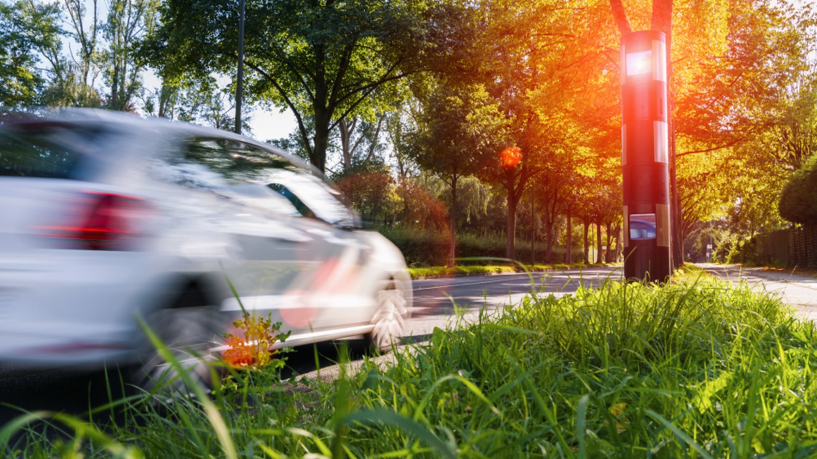 Alles Wichtige über die Diskussion um ein Verbot von Blitzer-Warn-Apps in Deutschland. Warum die Bundesländer jetzt strengere Regeln fordern und was das für Autofahrer bedeutet.Foto: r.classen / Shutterstock.com