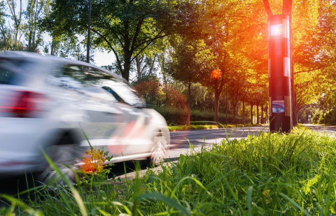 Alles Wichtige über die Diskussion um ein Verbot von Blitzer-Warn-Apps in Deutschland. Warum die Bundesländer jetzt strengere Regeln fordern und was das für Autofahrer bedeutet.<span class='image-autor'>Foto: r.classen / Shutterstock.com</span>