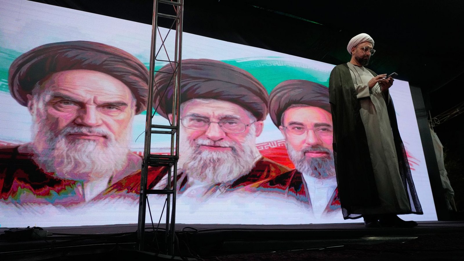 Ein iranischer Geistlicher während einer regierungsfreundlichen Versammlung in Teheran.Foto: Vahid Salemi/AP/dpa