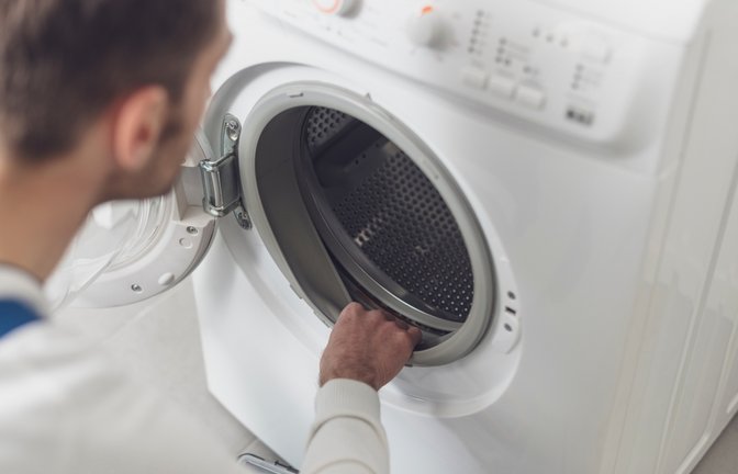 Erfahren Sie, wie Sie das Gummi Ihrer Waschmaschine richtig reinigen und Schimmel sowie unangenehme Gerüche vermeiden. Entdecken Sie einfache Hausmittel und praktische Tipps für eine langanhaltende Hygiene und frische Wäsche.<span class='image-autor'>Foto: Stokkete / Shutterstock.com</span>