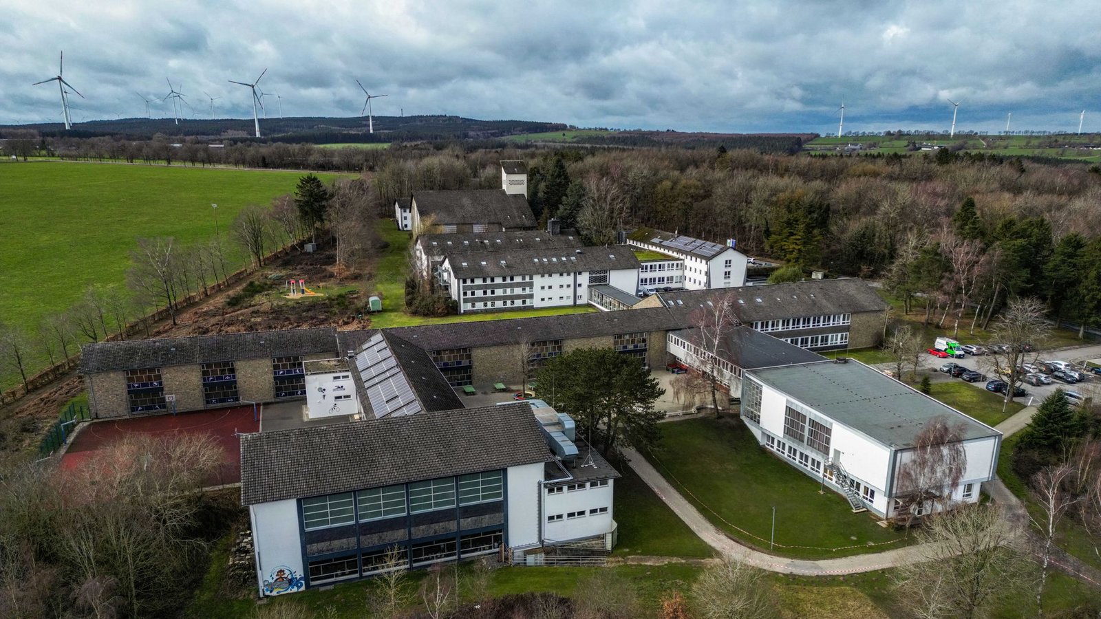 Ein Ort des Grauens: Das Franziskanerkloster (hinten) mit Gymnasium (vorne) und ehemaligem Internat (Mitte ) Vossenack in Hürtgenwald.Foto: Oliver Berg/dpa Ein Ort des Grauens: Das Franziskanerkloster (hinten) mit Gymnasium (vorne) und ehemaligem Internat (Mitte ) Vossenack in Hürtgenwald.Foto: Oliver Berg/dpa