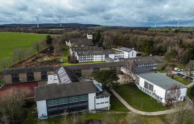 Ein Ort des Grauens: Das Franziskanerkloster (hinten) mit Gymnasium (vorne) und ehemaligem Internat (Mitte ) Vossenack in Hürtgenwald.<span class='image-autor'>Foto: Oliver Berg/dpa</span>