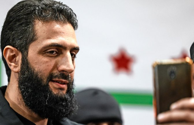Mohammad al-Dscholani steht auch für Selfies zur Verfügung.<span class='image-autor'>Foto: AFP/OMAR HAJ KADOUR</span>
