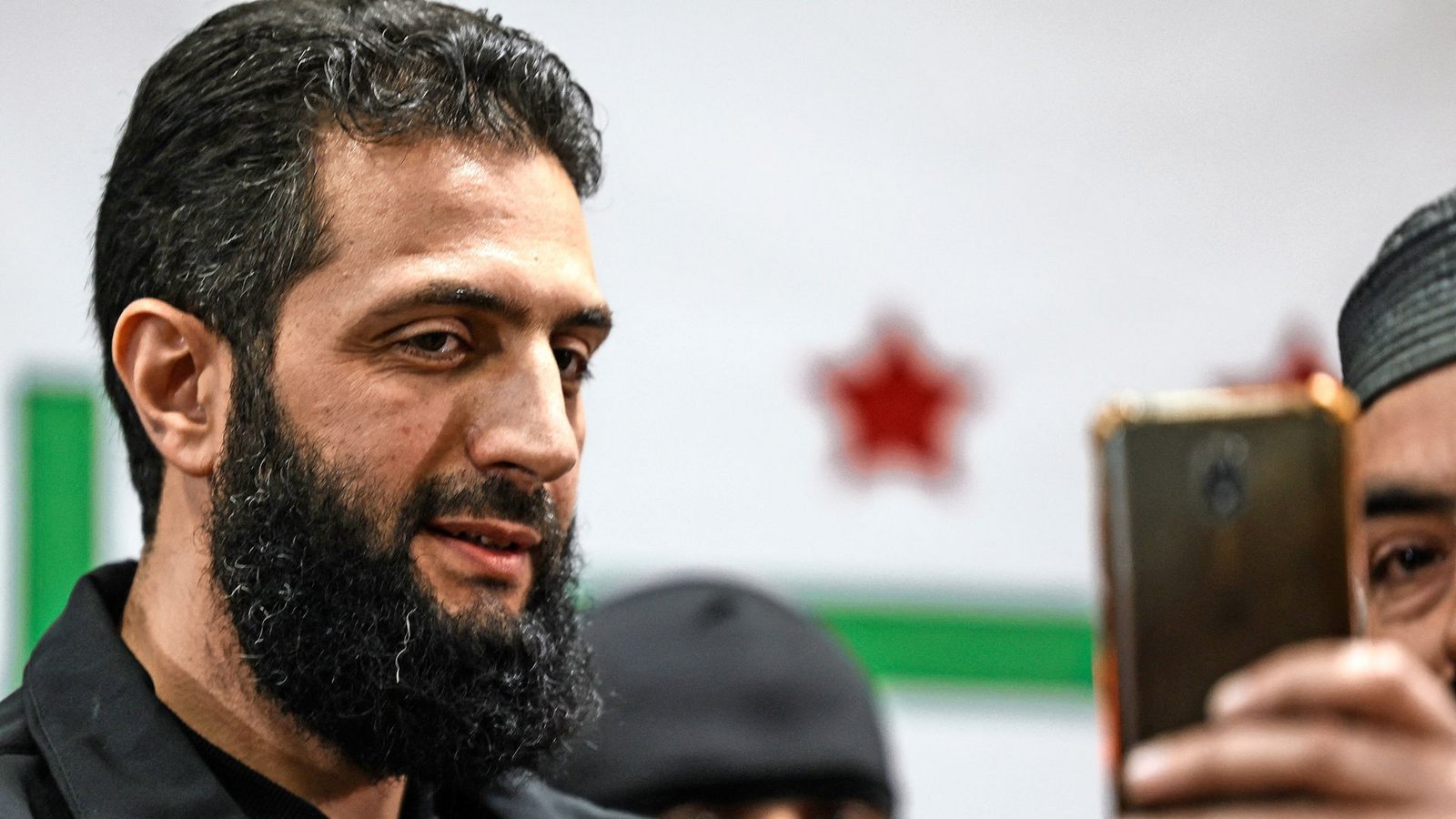 Mohammad al-Dscholani steht auch für Selfies zur Verfügung.Foto: AFP/OMAR HAJ KADOUR Mohammad al-Dscholani steht auch für Selfies zur Verfügung.Foto: AFP/OMAR HAJ KADOUR