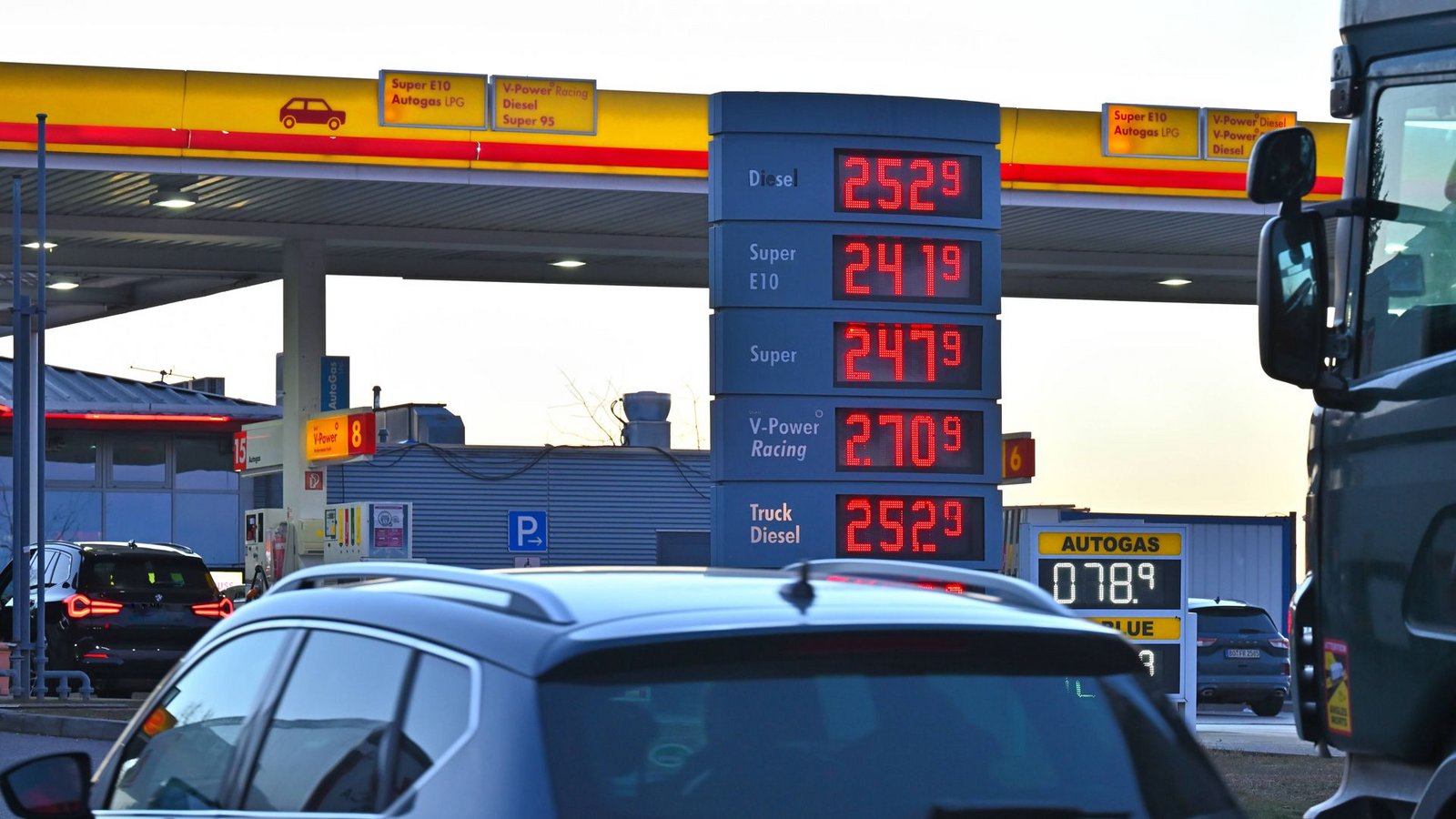 Bei solchen Preisen tut jeder Tritt aufs Gaspedal fast schon weh. Der eigene Fahrstil trägt erheblich dazu bei, wie viel Sprit das Auto verbraucht.Foto: IMAGO/Rolf Poss Bei solchen Preisen tut jeder Tritt aufs Gaspedal fast schon weh. Der eigene Fahrstil trägt erheblich dazu bei, wie viel Sprit das Auto verbraucht.Foto: IMAGO/Rolf Poss
