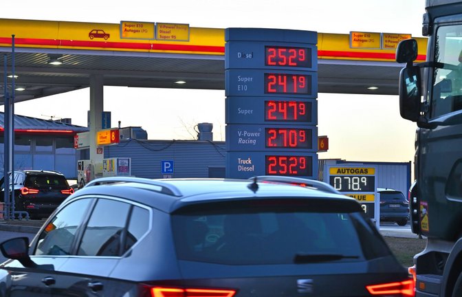 Bei solchen Preisen tut jeder Tritt aufs Gaspedal fast schon weh. Der eigene Fahrstil trägt erheblich dazu bei, wie viel Sprit das Auto verbraucht.<span class='image-autor'>Foto: IMAGO/Rolf Poss</span>