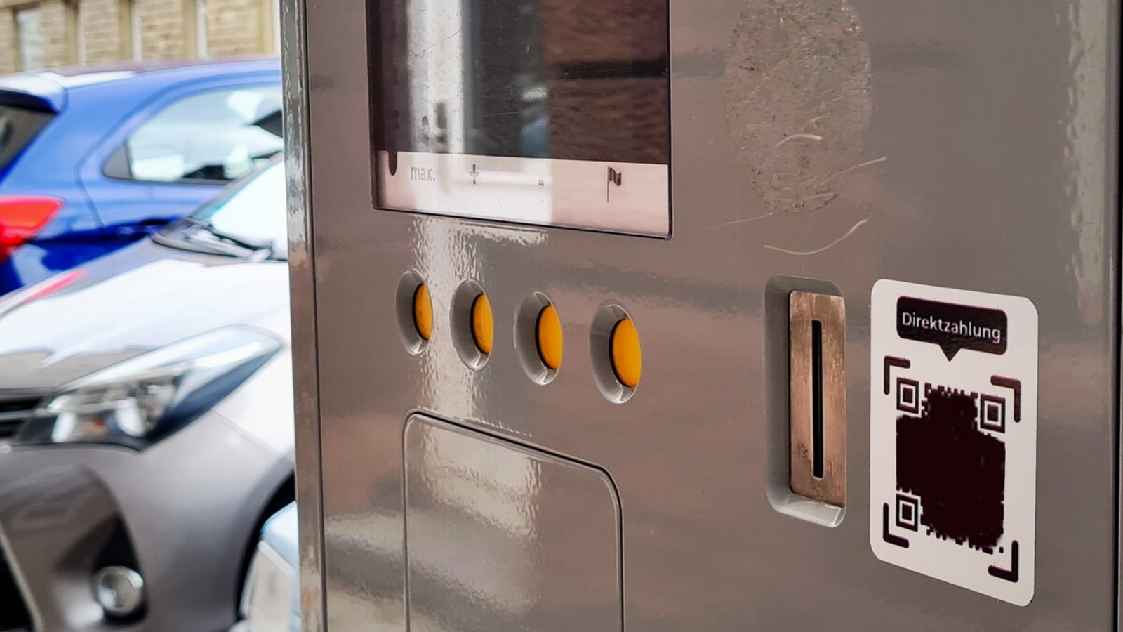 In der Urbanstraße klebten die betrügerischen QR-Codes ebenfalls. Hier zur Sicherheit digital geschwärzt.Foto: Sebastian Steegmüller In der Urbanstraße klebten die betrügerischen QR-Codes ebenfalls. Hier zur Sicherheit digital geschwärzt.Foto: Sebastian Steegmüller