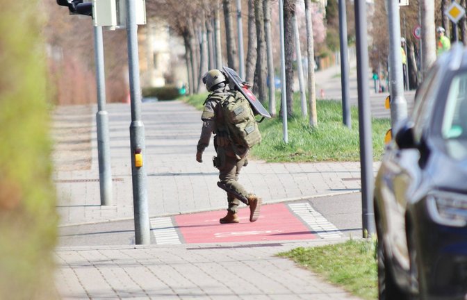 Ein Polizist des SEK trägt nach dem Einsatz in Reutlingen einen schusssicheren Schild zu einem Einsatzfahrzeug des Kommandos.<span class='image-autor'>Foto: Kevin Lermer/7aktuell.de</span>