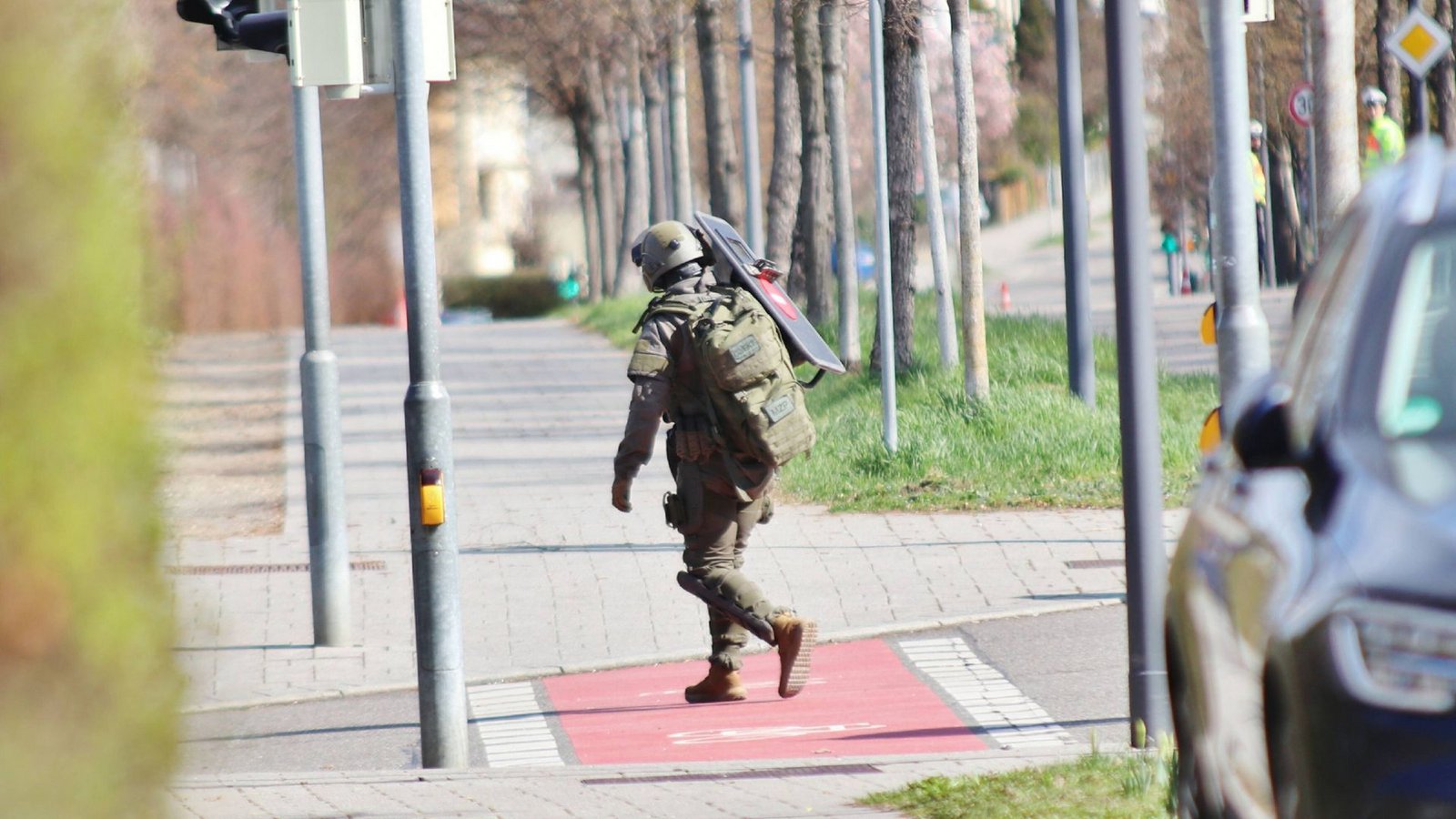 Ein Polizist des SEK trägt nach dem Einsatz in Reutlingen einen schusssicheren Schild zu einem Einsatzfahrzeug des Kommandos.Foto: Kevin Lermer/7aktuell.de