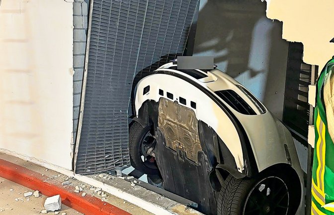 Seniorenunfall mit Porsche in Ludwigsburg: Wann wird es Zeit, nicht mehr selbst hinters Steuer zu sitzen? Darüber sollte man eher früher als später ins Gespräch kommen.<span class='image-autor'>Foto: Feuerwehr Ludwigsburg</span>