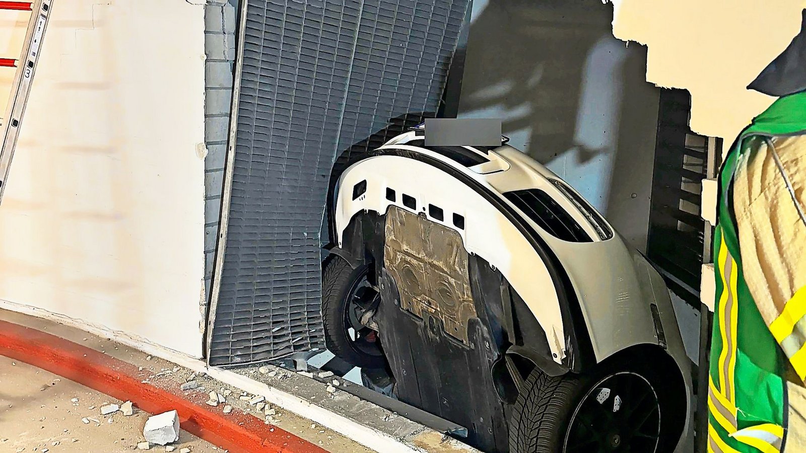 Seniorenunfall mit Porsche in Ludwigsburg: Wann wird es Zeit, nicht mehr selbst hinters Steuer zu sitzen? Darüber sollte man eher früher als später ins Gespräch kommen.Foto: Feuerwehr Ludwigsburg Seniorenunfall mit Porsche in Ludwigsburg: Wann wird es Zeit, nicht mehr selbst hinters Steuer zu sitzen? Darüber sollte man eher früher als später ins Gespräch kommen.Foto: Feuerwehr Ludwigsburg