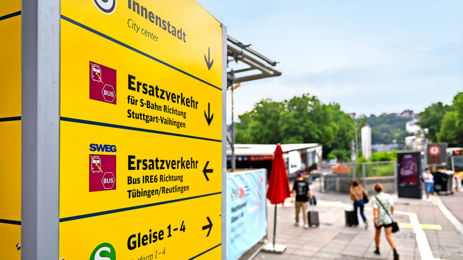 Nur nicht die Orientierung verlieren: Wegweiser in Zeiten des Ersatzverkehrs am Stuttgarter HauptbahnhofFoto: Lichtgut/Julian Rettig