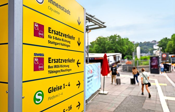 Nur nicht die Orientierung verlieren: Wegweiser in Zeiten des Ersatzverkehrs am Stuttgarter Hauptbahnhof<span class='image-autor'>Foto: Lichtgut/Julian Rettig</span>
