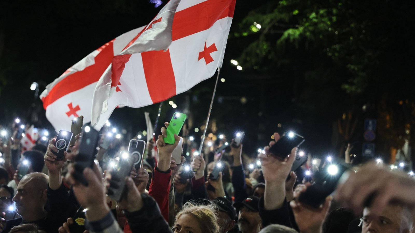 Demonstranten mit einer georgischen Nationalfahne nehmen an einer Kundgebung der Opposition anlässlich des Unabhängigkeitstages in Tiflis teil.Foto: Zurab Tsertsvadze/AP/dpa Demonstranten mit einer georgischen Nationalfahne nehmen an einer Kundgebung der Opposition anlässlich des Unabhängigkeitstages in Tiflis teil.Foto: Zurab Tsertsvadze/AP/dpa