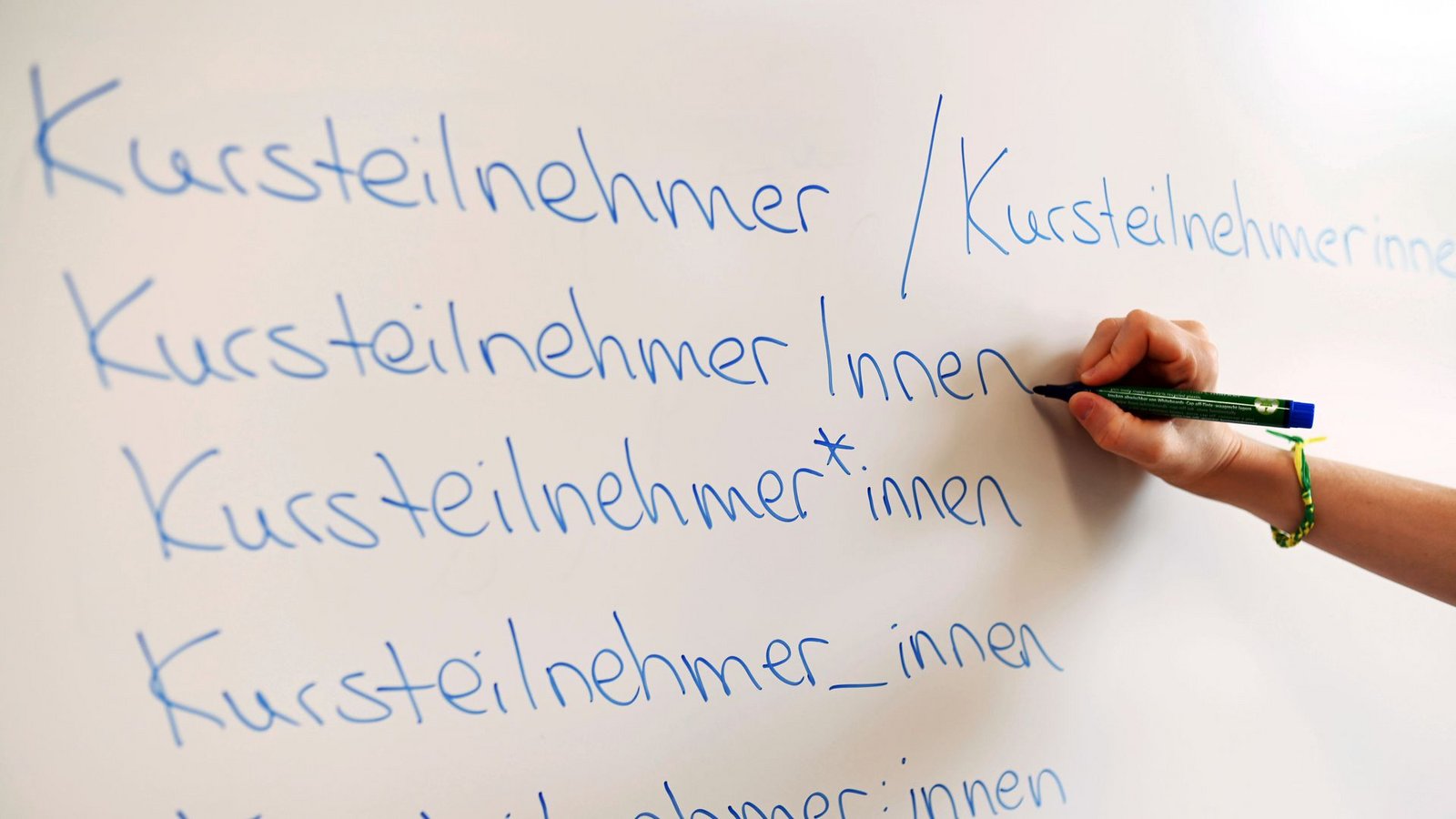 In der Verwaltungssprache im Land soll künftig nur noch die erste Zeile zur Anwendung kommen.Foto: picture alliance/dpa/Uli Deck