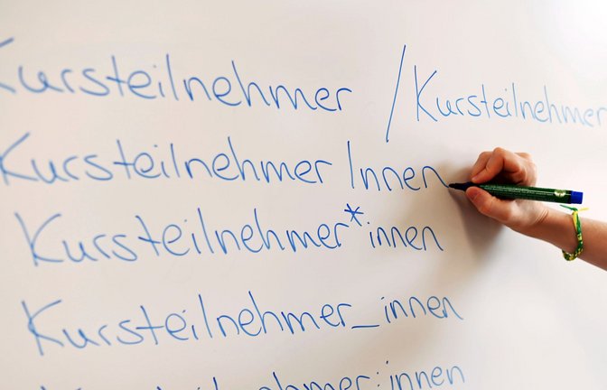 In der Verwaltungssprache im Land soll künftig nur noch die erste Zeile zur Anwendung kommen.<span class='image-autor'>Foto: picture alliance/dpa/Uli Deck</span>