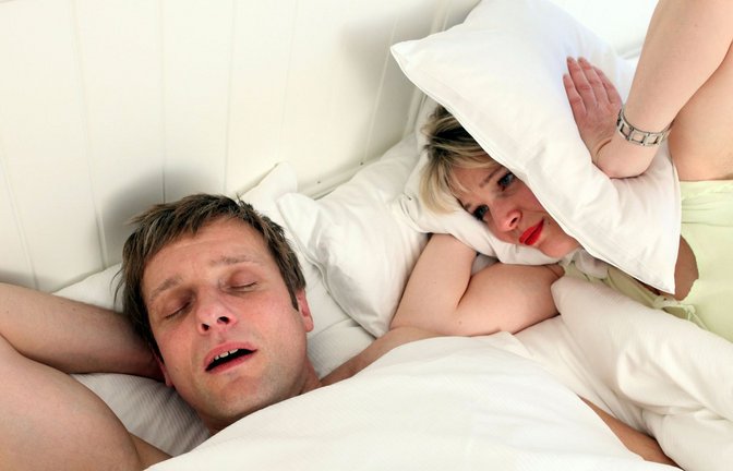 Wenn ein Partner schnarcht, kann das zur Belastung werden.<span class='image-autor'>Foto: dpa-tmn/Bodo Marks</span>