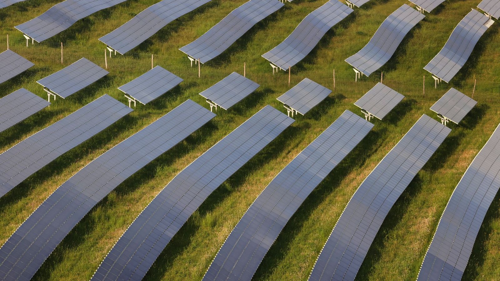 Der Solarpark Moos bayerischen Geroldshausen ist mit 64 Hektar eine der größten Freiflächenanlagen Süddeutschlands.Foto: Karl-Josef Hildenbrand/dpa