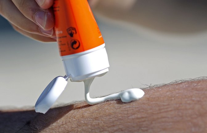 Im Sommer soll man sich jeden Tag eincremen, sagt die Expertin.<span class='image-autor'>Foto: dpa/Jan Woitas</span>