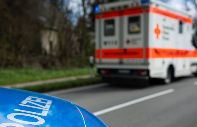 Der Mann kam mit schweren Verletzungen am Bein in ein nahe gelegenes Krankenhaus. (Symbolbild)<span class='image-autor'>Foto: imago//Gelhot</span>
