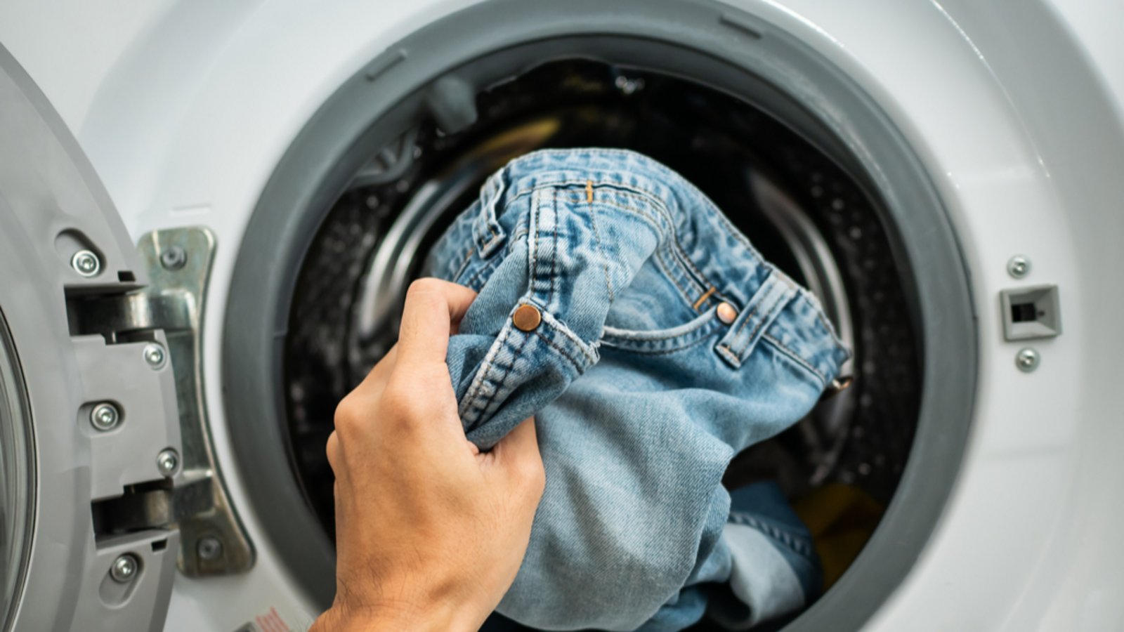 Jeans waschen: Anleitung und TippsFoto: Wachiwit/Shutterstock Jeans waschen: Anleitung und TippsFoto: Wachiwit/Shutterstock