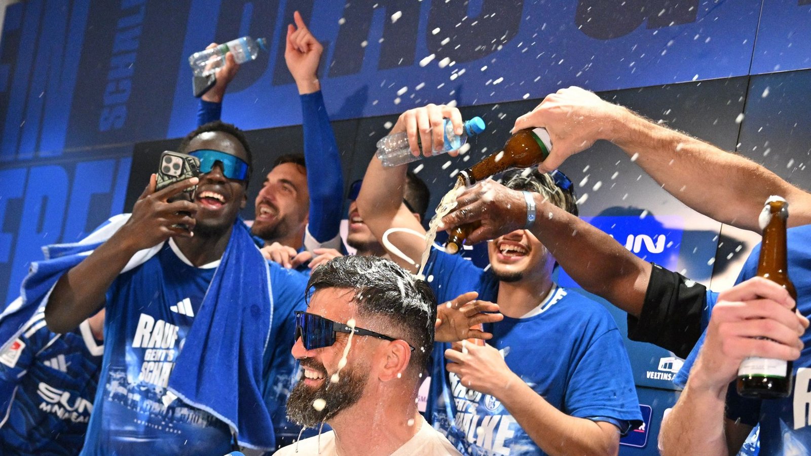 Die Schalker feiern den Bundesliga-Aufstieg ausgelassen.Foto: Bernd Thissen/dpa/Bernd Thissen