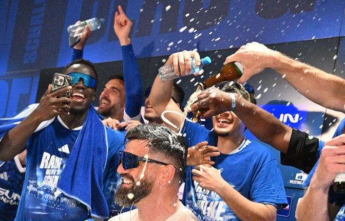 Die Schalker feiern den Bundesliga-Aufstieg ausgelassen.<span class='image-autor'>Foto: Bernd Thissen/dpa/Bernd Thissen</span>