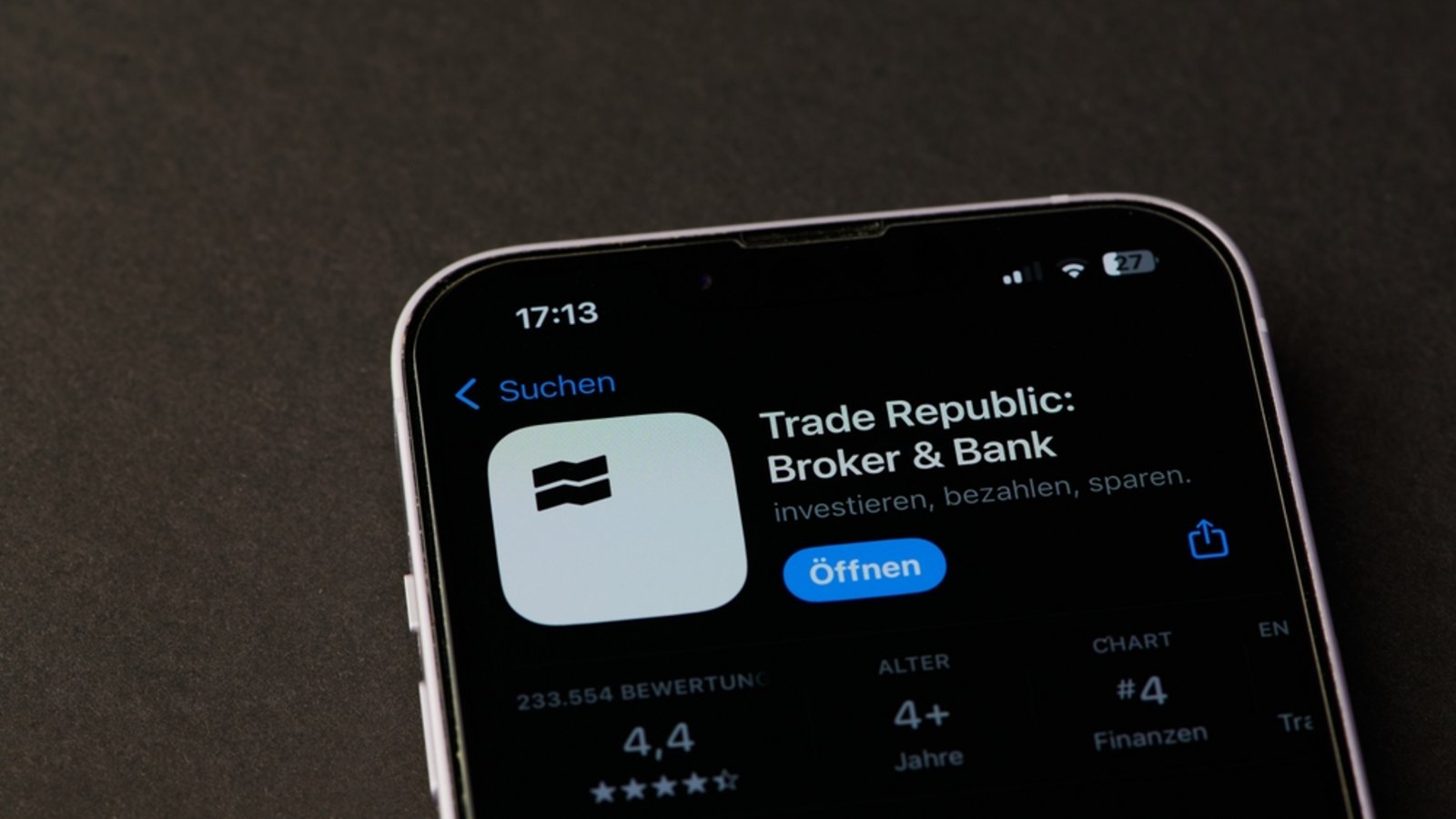 Trade Republic senkt erneut die Zinsen.Foto: C. Nass / shutterstock.com