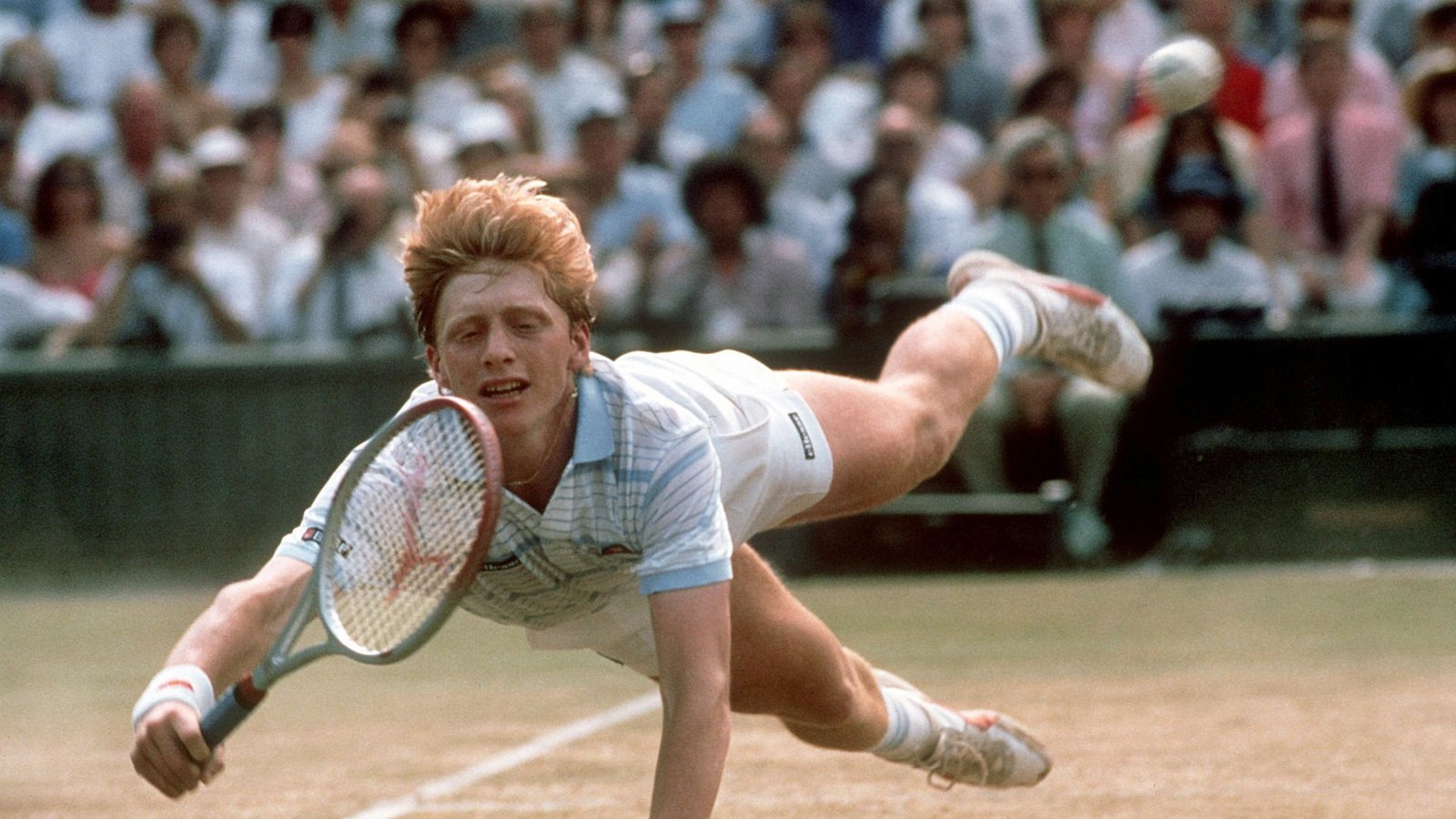 Im Jahr 1985 geht Boris Becker in die Sport-Geschichte ein. Er gewinnt als jüngster Spieler und erster Deutscher überhaupt spektakulär in vier Sätzen das Wimbledon-Finale.Foto: dpa/Rüdiger Schrader Im Jahr 1985 geht Boris Becker in die Sport-Geschichte ein. Er gewinnt als jüngster Spieler und erster Deutscher überhaupt spektakulär in vier Sätzen das Wimbledon-Finale.Foto: dpa/Rüdiger Schrader