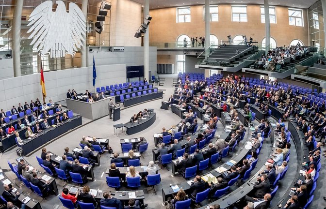 Am Freitag wird der Bundestag voraussichtlich die Aussetzung des Familiennachzugs zu bestimmten Flüchtlingen beschließen (Symbolbild).<span class='image-autor'>Foto: dpa/Michael Kappeler</span>