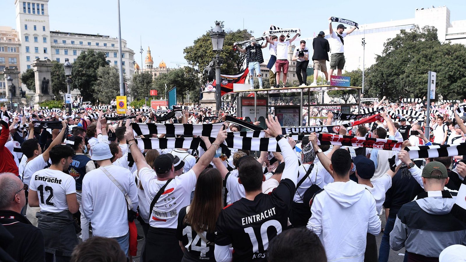 Heiß auf das Finale: Die Eintracht-Fans vor Ort fiebern dem Anpfiff heute Abend um 21 Uhr in Sevilla entgegen.Foto: IMAGO/Revierfoto