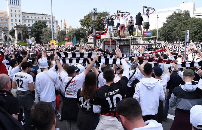 Heiß auf das Finale: Die Eintracht-Fans vor Ort fiebern dem Anpfiff heute Abend um 21 Uhr in Sevilla entgegen.<span class='image-autor'>Foto: IMAGO/Revierfoto</span>