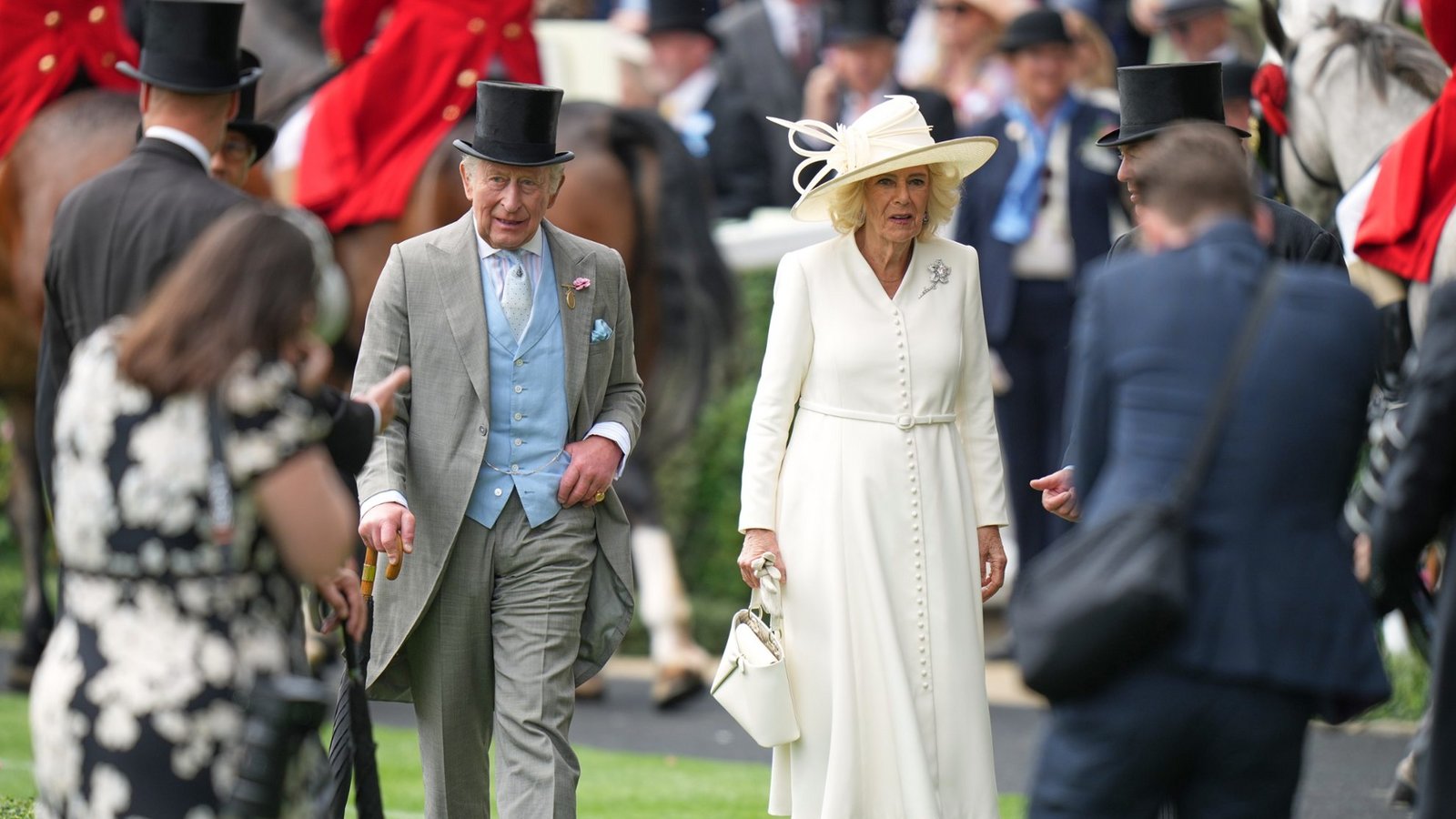 Der britische König Charles III. und Königin Camilla nehmen am Mittwoch, dem 17. Juni 2026, am zweiten Tag des Royal Ascot-Pferderennens in Ascot, England, teil.Foto: picture alliance/dpa/AP | Alastair Grant