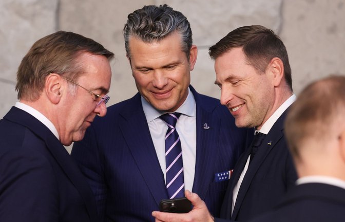 Deutschlands Verteidigungsminister Boris Pistorius (von links) unterhält sich in Brüssel mit seinem US-Kollegen Pete Hegseth und Hanno Pevkur, Verteidigungsminister aus Estland.<span class='image-autor'>Foto: Omar Havana/AP/dpa</span>