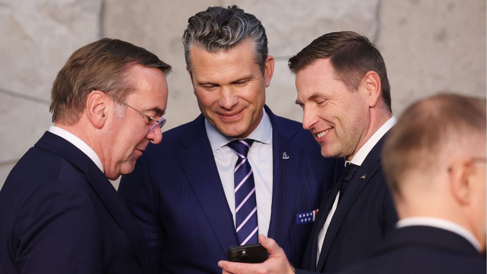 Deutschlands Verteidigungsminister Boris Pistorius (von links) unterhält sich in Brüssel mit seinem US-Kollegen Pete Hegseth und Hanno Pevkur, Verteidigungsminister aus Estland.Foto: Omar Havana/AP/dpa