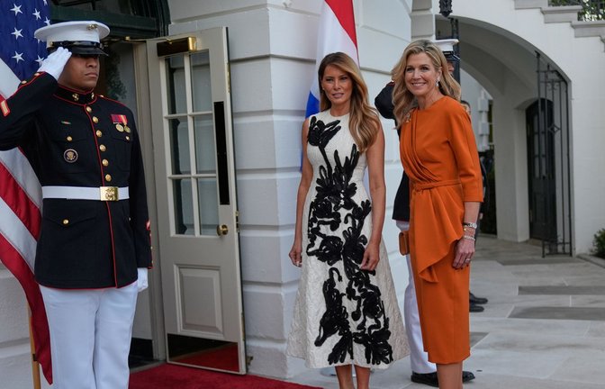 First Lady Melania Trump (l) und Königin Máxima der Niederlande betreten das Weiße Haus in Washington.<span class='image-autor'>Foto: Manuel Balce Ceneta/AP/dpa</span>