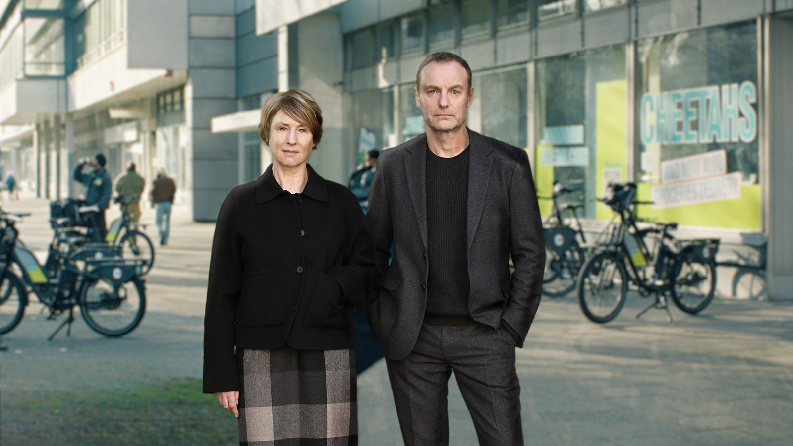 In „Erika Mustermann“ ermitteln Susanne Bonard (Corinna Harfouch) und Robert Karow (Mark Waschke) im Mordfall eines Riders, der für einen Berliner Fahrradlieferdienst gearbeitet hat.Foto: rbb/Schiwago/Hardy Spitz In „Erika Mustermann“ ermitteln Susanne Bonard (Corinna Harfouch) und Robert Karow (Mark Waschke) im Mordfall eines Riders, der für einen Berliner Fahrradlieferdienst gearbeitet hat.Foto: rbb/Schiwago/Hardy Spitz