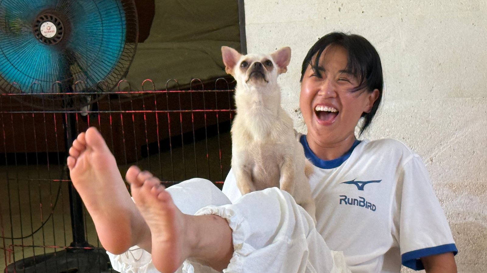 Puppy Yoga macht die Menschen glücklich - aber es gibt Schattenseiten.Foto: Carola Frentzen/dpa Puppy Yoga macht die Menschen glücklich - aber es gibt Schattenseiten.Foto: Carola Frentzen/dpa