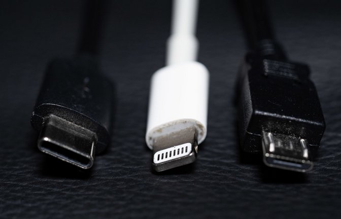 Ladekabel: Bald soll es nur noch einen Anschluss für alle Endgeräte geben.<span class='image-autor'>Foto: dpa/Mohssen Assanimoghaddam</span>