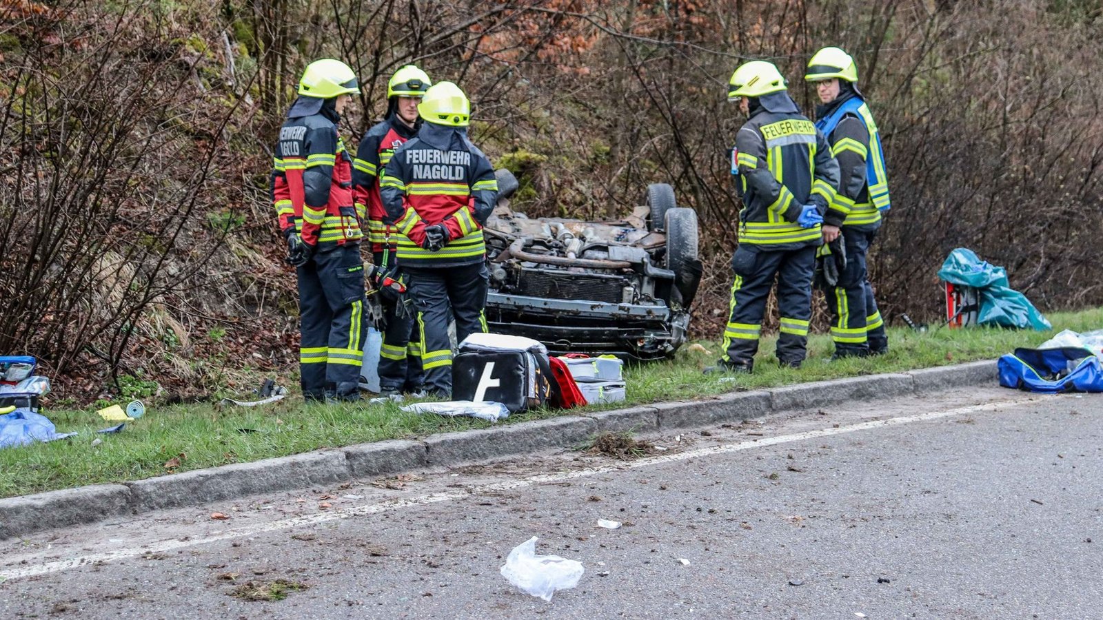 Kräfte der Feuerwehr am Unfallort.Foto: SDMG Kräfte der Feuerwehr am Unfallort.Foto: SDMG