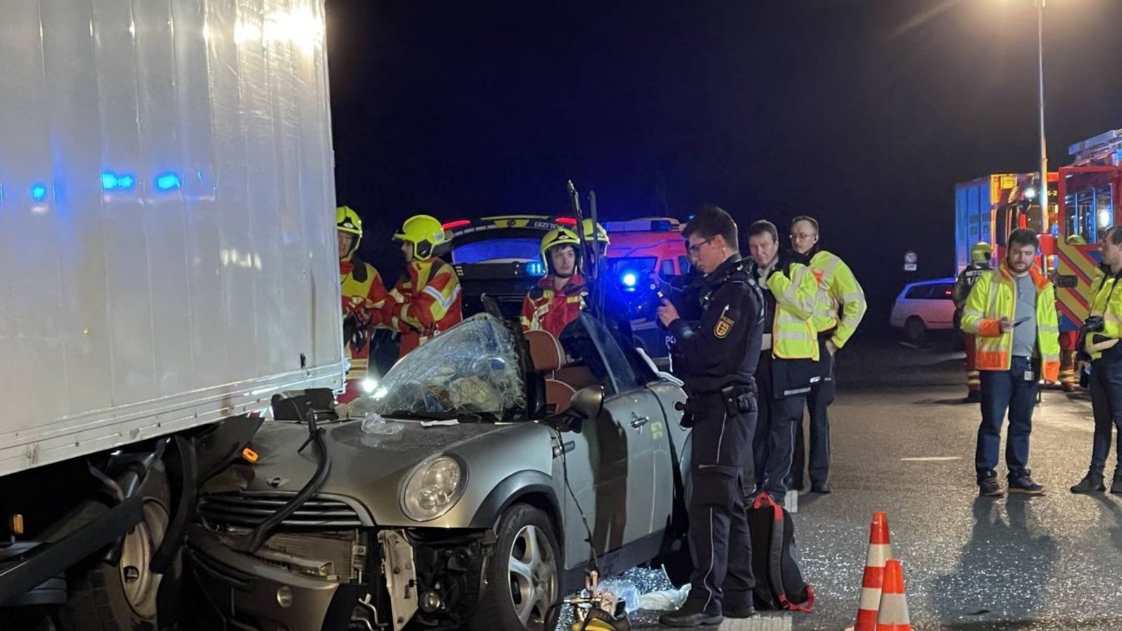 Ein 20-jähriger Mini Cooper-Fahrer hatte offenbar einen liegengebliebenen Lkw übersehen ...Foto: 7aktuell.de/Simon Adomat /7aktuell.de | Simon Adomat
