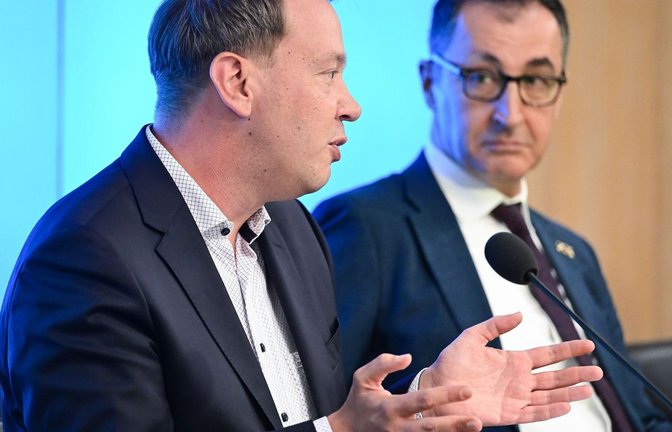 Gesundheitsminister Oliver Hildenbrand (links) und Ministerpräsident Cem Özdemir (beide Grüne) wollen mehr Klarheit beim umstrittenen Nichtraucherschutzgesetz schaffen. Foto: Bernd Weißbrod/dpa +++ dpa-Bildfunk +++<span class='image-autor'>Foto: Bernd Weißbrod/dpa</span>