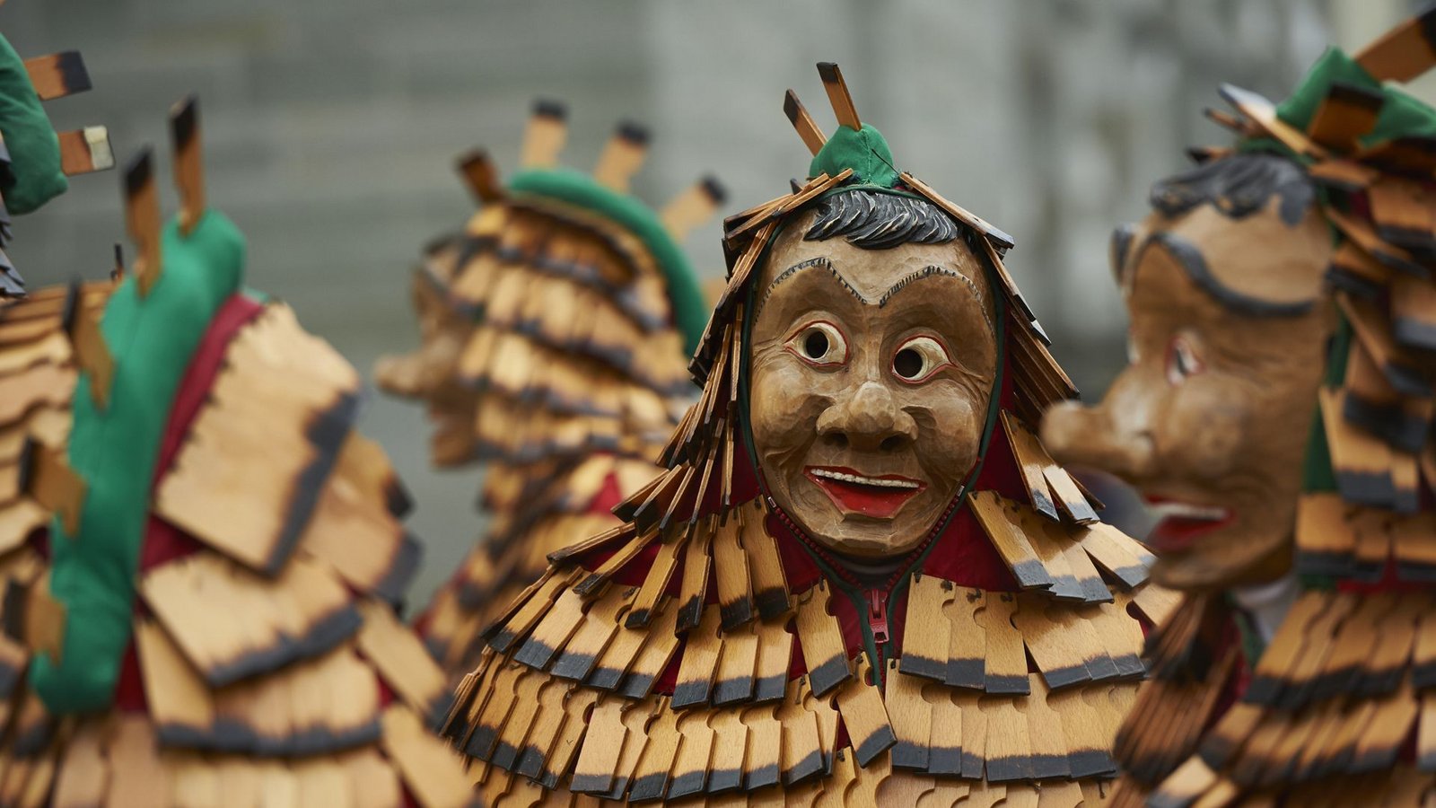 Bereits 1841 wurde die Narrizella Ratoldi, eine der Radolfzeller Narrenzünfte, gegründet – ebenso traditionsreich ist in der Stadt am Bodensee also das Narrentreiben vor dem Aschermittwoch. Neben dem schaurig-schönen Hemdglonkerumzug am Schmotzigen Dunnschtig ist jedes Jahr wieder der Fasnetsumzug rund um die Altstadt am Sonntag ein Highlight: Ab 13 Uhr sind hier nicht nur die Zünfte und Vereine dabei, sondern auch Mottogruppen aus der Stadt.Foto: TSR GmbH/Kuhnle+Knödler Fotodesign GmbH Bereits 1841 wurde die Narrizella Ratoldi, eine der Radolfzeller Narrenzünfte, gegründet – ebenso traditionsreich ist in der Stadt am Bodensee also das Narrentreiben vor dem Aschermittwoch. Neben dem schaurig-schönen Hemdglonkerumzug am Schmotzigen Dunnschtig ist jedes Jahr wieder der Fasnetsumzug rund um die Altstadt am Sonntag ein Highlight: Ab 13 Uhr sind hier nicht nur die Zünfte und Vereine dabei, sondern auch Mottogruppen aus der Stadt.Foto: TSR GmbH/Kuhnle+Knödler Fotodesign GmbH