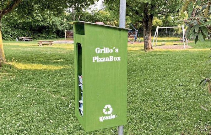 Gesehen am Roßwager Spielplatz: Eine Initiative des örtlichen Pizzabäckers, um der Vermüllung Herr zu werden. Foto: Huttenlocher