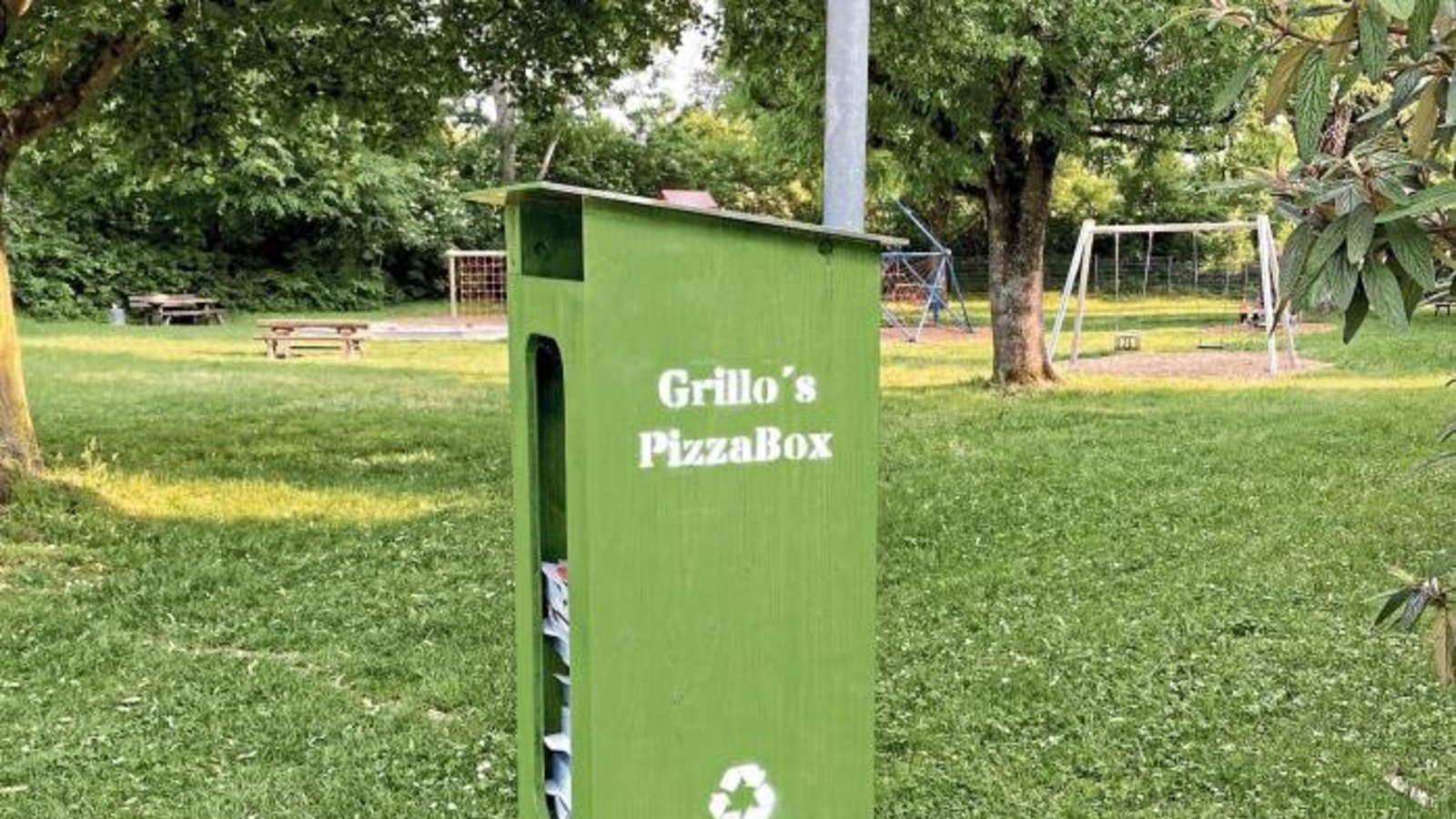 Gesehen am Roßwager Spielplatz: Eine Initiative des örtlichen Pizzabäckers, um der Vermüllung Herr zu werden. Foto: Huttenlocher Gesehen am Roßwager Spielplatz: Eine Initiative des örtlichen Pizzabäckers, um der Vermüllung Herr zu werden. Foto: Huttenlocher