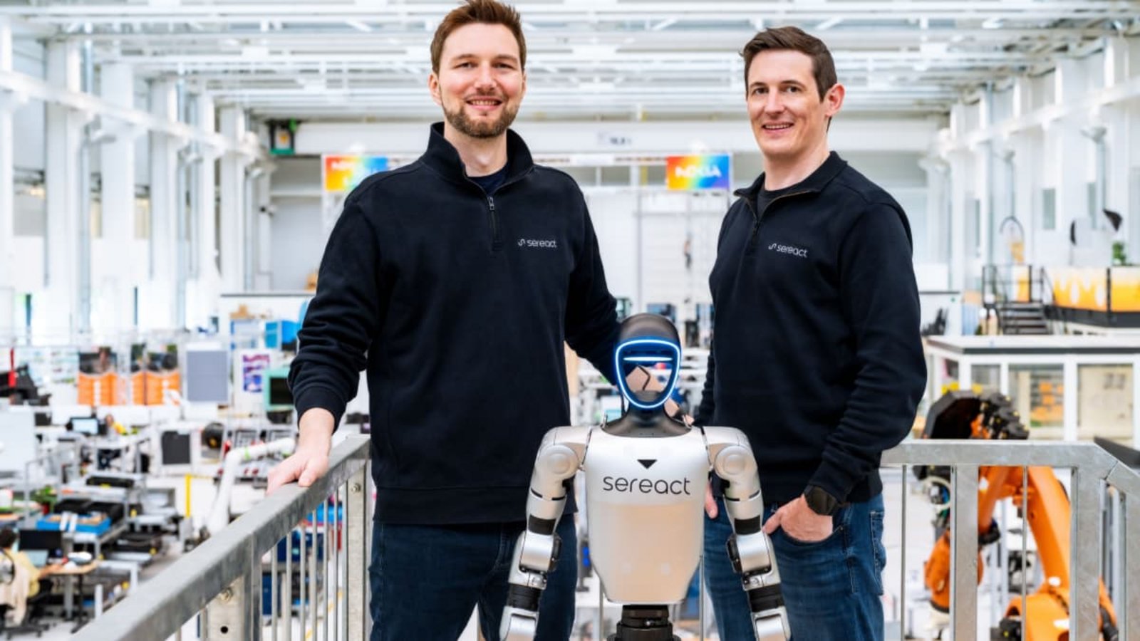 Ralf Gulde (links) und Marc Tuscher mischen mit ihrem Start-up Sereact, eine Ausgründung der Universität Stuttgart,  die Robotik- und KI-Branche auf. Hier ein humanoider Roboter mit "Sereact-Gehirn“.Marc Schultheiss