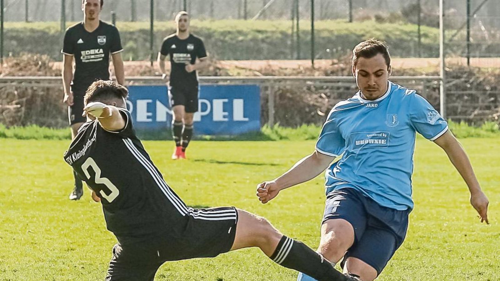 Johannes Gutjahr (links) kämpft mit Dennis Brabanski um den Ballbesitz. Foto: Simecek Johannes Gutjahr (links) kämpft mit Dennis Brabanski um den Ballbesitz. Foto: Simecek