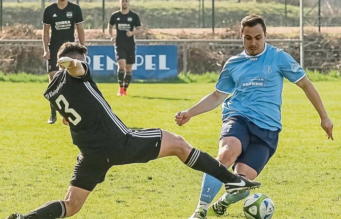 Johannes Gutjahr (links) kämpft mit Dennis Brabanski um den Ballbesitz.  Foto: Simecek