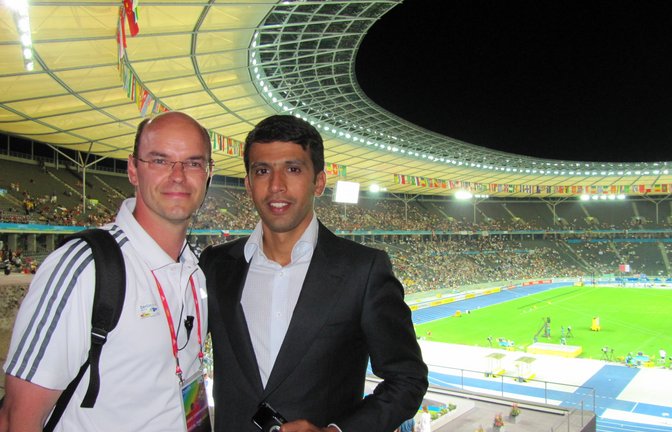 Als Stadionsprecher ist Kloiber auch in der Leichtathletik aktiv, hier mit dem Mittel- und Langstreckenläufer Hicham El Guerrouj. <span class='image-autor'>Foto: privat</span>