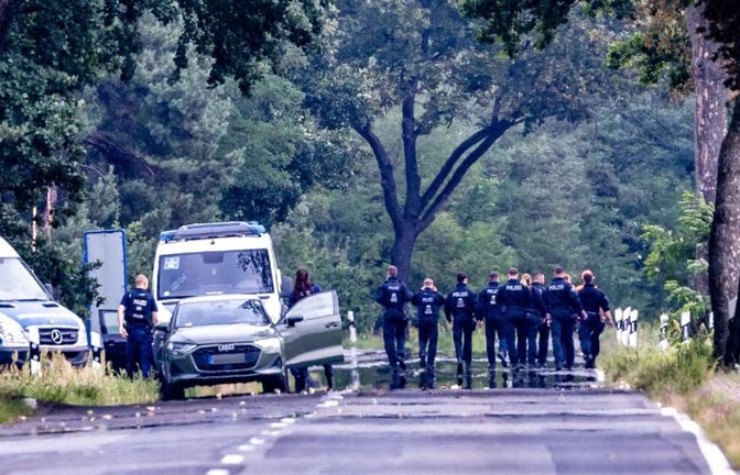 Einsatzkräfte einer Polizeihundertschaft beginnen mit der weiterführenden Durchsuchung um die Höchstspannungsleitungen im Gebiet um das Umspannwerk Turnow-Preilack und das Kraftwerk Jänschwalde.<span class='image-autor'>Frank Hammerschmidt/dpa</span>